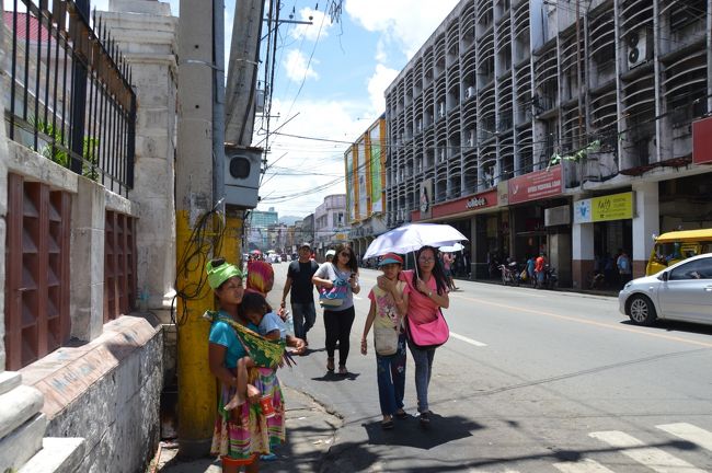車を待っていたら、物乞いが。暑い中をこどもを連れてやってくるので、思わず小銭を入れてしまう。その隣にはおばあさんが教会用のロウソクを売っていた。暑いのに大変。