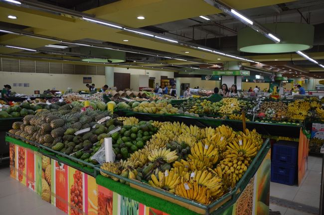 ガイサノ・マクタンに着く。さすがフィッリピン。果物コーナーがすごい。私はショッピングも飽きて、ぼーっと待っていた。
