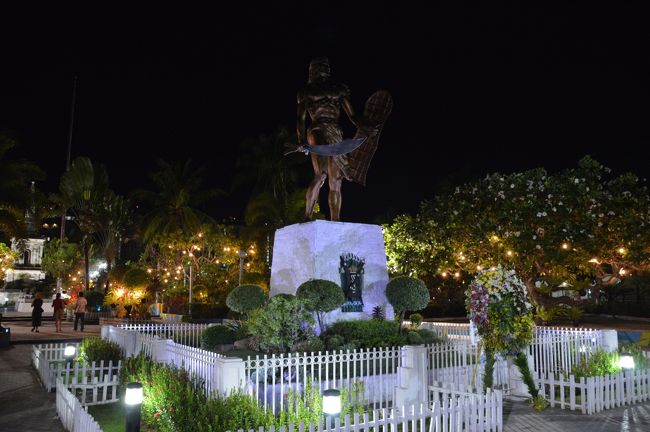 夕食は、ガイドブックを見てマクタン・シュライン・フィッシュ・マーケットに食べに行く。<br />ところが全くそんな店はなく、ラプラプ像を見てすごすごと引き上げた。帰りは流しのタクシーを捕まえたが、やはり怖くはなかった。