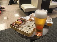 仕事終了後、羽田空港へ
ＡＮＡラウンジでシュウマイ弁当とビールをいただきます
