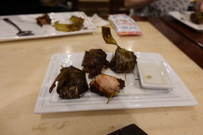 ここでフィリピン料理をいただく。これはチキン・パンダン。鶏肉をパンダンリーフに包んで揚げたもの。