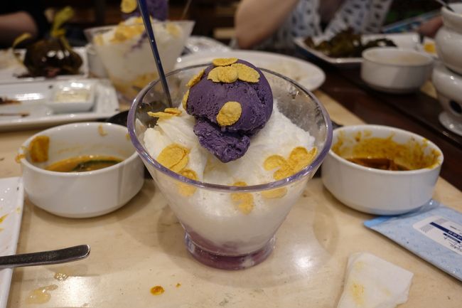 これが有名なスイーツ、ハロハロ。ちょっと量が多い。紫は紅芋アイス。
