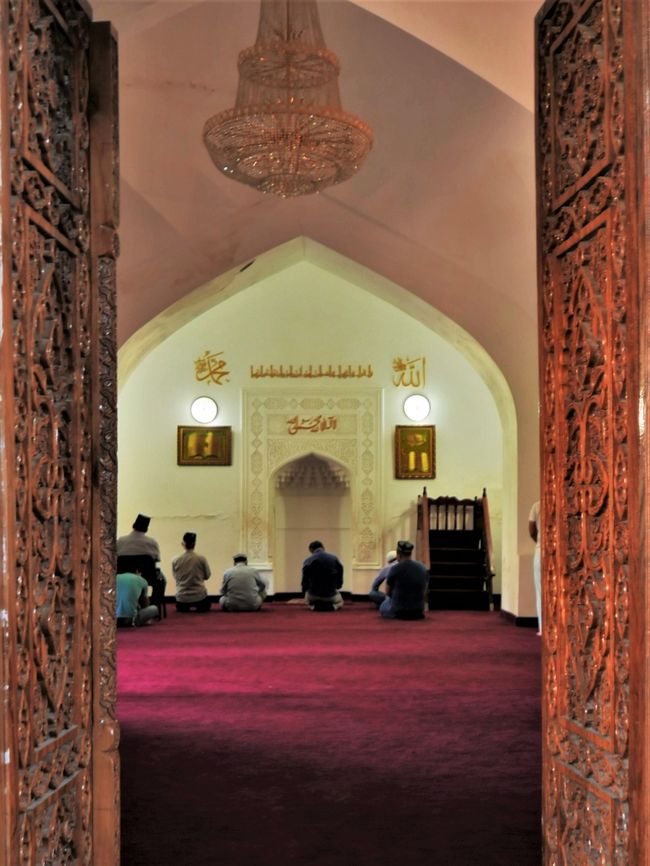 扉の向こうにお祈りをしている人たちが見えました。