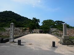 ここに滞在するならゆっくり見て歩くのもいいと思うけど、今回は
「萩城跡指月公園」中にお城の建物が残ってるわけでもないのでお堀の所だけを撮りました