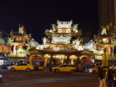 台北松山空港から夜市に直行です。夜の廟は相変わらず綺麗ですね。