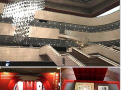 最初に香港へ来た目的は、ここ「香港文化中心」でコンサートを見るためでした。ここの階段の雰囲気とかは全く変わっていないように思います。ロビーでは、なぜか蜷川幸雄展をやっていました。
