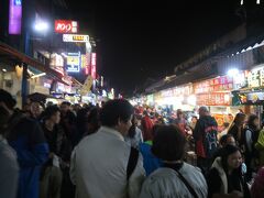 羅東観光夜市です。地方の都市ですが、非常に人が多く混雑してました。