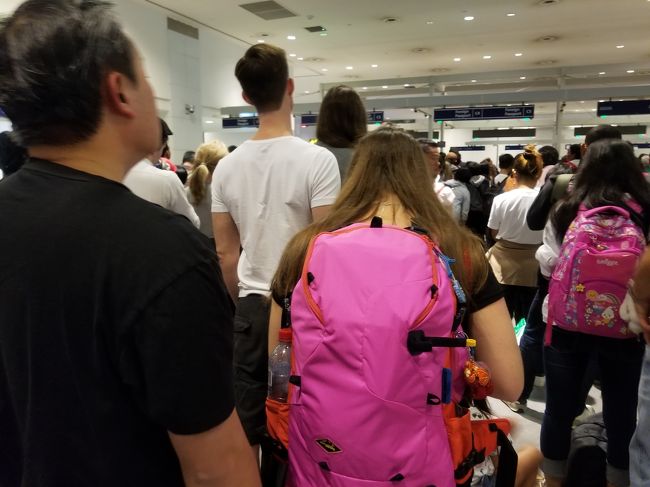 新千歳を遅れて出発しましたが、定刻よりも15分程早くクアラルンプールに到着できました。<br /><br />長～い通路を荷物受け取りの表示に従いひたすら歩きます。<br />途中トイレに寄ったりダラダラゆっくり歩いたら、入国審査の所まで15分近くかかりました。<br /><br />入国審査は大行列！<br />ForeignPassportの列に並んでいたのに、途中で「あっち行け！」みたいな感じで手で追い払われ、違う列に並び直し。<br />そしたら今度は機械が故障して動かないとかで…また並び直し。<br />結局、入国審査を通るのに1時間かかりました。<br /><br />入国審査を通るとすぐに荷物のターンテーブルがありました。到着から時間が経ちすぎたからなのか、荷物は床に並べられていました。<br /><br />荷物を受け取り、税関を抜けてすぐのエスカレーターで出発フロアまで移動し、クアラルンプール～プーケットのチェックインをしました。<br /><br />クアラルンプール～プーケットの便も30分程遅れて出発し、パトンのホテルに到着したのは23:50でした。<br />翌日から禁酒日とのことだったので、慌ててホテル向かいのファミリーマートへビールを買いに行ったら遅すぎたようで販売してくれませんでした(゜_゜;)<br /><br />長～～い1日、子供たちにはハードな移動でした。