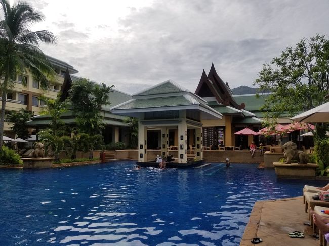 今回のホテルはパトンのホリデイ・インです。<br /><br />ブサコンのスタジオプールビューのお部屋を2部屋予約しました。<br />事前にコネクティング希望の旨を伝えて、希望通りのコネクティングにしていただけました。<br />コネクティングは、ツインとキングのペアになるようです。<br /><br />お部屋はシャワールーム、トイレ、洗面台、化粧台が別々なので、なかなか使いやすかったです。<br />ツインの部屋はベッドが大きめで日本のダブルベッドくらいの幅がありました。<br />そのため小学生の子供と添い寝しても大丈夫でした。<br /><br />ExpediaやBooking.comなどのホテル予約サイトを半年近く色々見てましたが、ホリデイ・インはディスカウントセールにはならないホテルの様で値下げせず、現地の日本人経営の旅行代理店の値段が一番安かったので、そちらでホテルと空港送迎をお願いしました。<br />朝食付き3泊2部屋で税込87000円くらいでした。