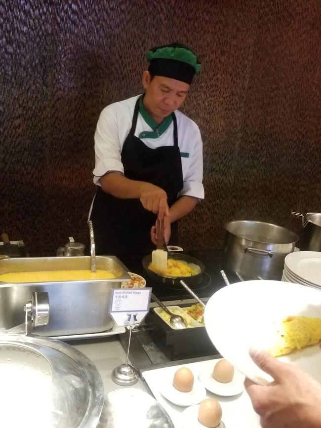 朝食は種類豊富でタイ料理、中華、洋食、味噌汁などがありました。<br />味付けも薄味ではありますが、まあまあ美味しくいただけました。<br />パンも美味しかったです。