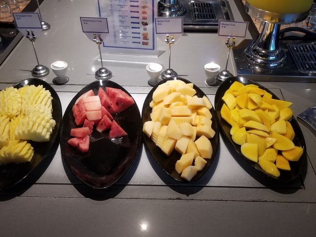 フルーツも種類豊富で、スイカとパイナップル、オレンジは毎日。<br />マンゴーやランブータンなどは日替わりで置いてました。<br />この写真の反対側にも沢山のフルーツが並べられています。<br /><br />大好きなマンゴーを沢山食べられました(*^^*)