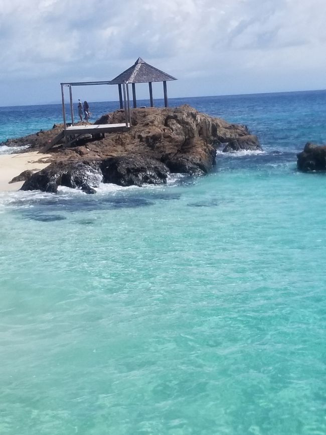 プーケット滞在中は<br />7月8日⇒午後からコーラル島<br />7月9日⇒朝からマイトン島<br />7月10日⇒島内観光⇒帰国<br />の予定で、あらかじめオプショナルツアーの申し込みをしていました。<br /><br />雨季で天気が心配だったのですが、ツアー中は晴天で、雨が降ったのは到着時と最終日の朝だけでした。<br /><br />コーラル島は透明度が低く人が多いため微妙。<br />写真すら取り忘れるくらい(笑)<br />リサーチ済みだったのでガッカリはしませんでしたが、ホテルのプールで遊んだ方が良かったなぁ。<br />二度と行く事はないでしょう。<br /><br />写真はマイトン島です。<br />また行きたい！と思える綺麗なビーチの島でした。<br />が、ここも時間の問題でだんだん汚染されて行くのかな……<br />15年前に行ったラチャ島くらい綺麗でした。<br />昨年行ったラチャ島よりかは断然綺麗で魚も沢山いると思います。<br /><br />砂が細かくてサラサラなので、波打ち際は砂が舞ってしまい濁ってますが、少し奥に進むと透明度が高く珊瑚や魚が沢山いました。<br />ツアーでシュノーケルポイントまでボートで連れて行ってくれますが、行かなくても充分なくらいお魚が見られました。<br />シュノーケルポイントの珊瑚の方が、白くなってしまってる珊瑚が多かった様に感じました。<br />