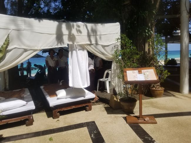 マイトン島にはプールやマッサージ屋さんもありました。<br /><br />泳ぎ疲れたので休憩がてらマッサージをしてもらいました。<br />値段は高い！！<br />ココナッツオイルマッサージ1時間で700バーツ。<br />今回は滞在時間が短かく夜にマッサージをする時間がなかったため、高いこと承知で施術してもらいました。<br />海を見ながら、波の音を聞きながら、何とも贅沢な時間でした( ´∀｀ )b<br /><br />ただ１つビックリしたことは、更衣室がないため、マッサージベッドの上で裸体を晒さなくてはならないこと！！！<br />ビキニだったのでパンツはそのままで良かったのですが、上に着ていたラッシュガード、サーフパンツ、ビキニはここで脱げと(笑)<br />老若男女沢山の人が遊んでる片隅で、タオル１枚で隠しながら着替え。<br />隠れてるのか見えてるのかわかりません( ´-ω-)<br />日本じゃ絶対に出来ませんが、回りが外国人しかいなかったので開き直り(*￣∇￣)ノ