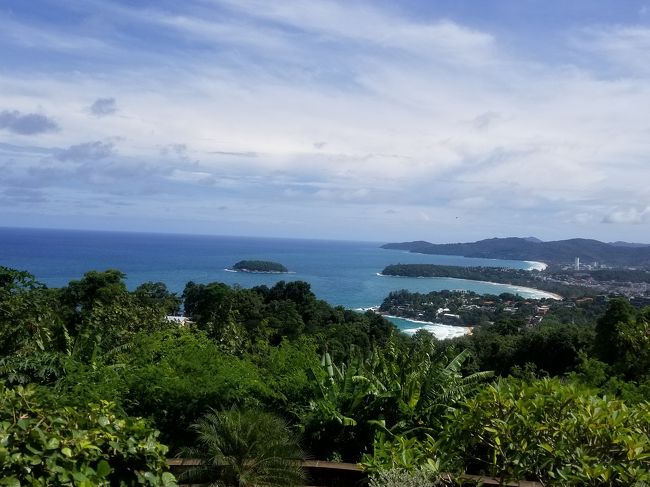 最終日は観光とアクティビティです。<br /><br />ホテルを手配してもらった会社とは別の、日本人経営の代理店に頼みました。<br />ビューポイントに立ち寄ったり、象に乗ったり、シューティングをしたり、ゴーカートをしたりして遊びました。<br /><br />象乗りも色々な会社がプーケットにはあります。<br />象使いが手持ちのカメラで写真を取ってくれたり、餌をあげさせてもらえたり、ショーが見れたり、会社によって満足度が変わるアクティビティですが、今回はハズレの会社でした。<br />完全に有料の写真しか取ってもらえないし、象の上でブレスレットやネックレスなどの手作り？の小物を押し売りしてきました。<br />本当に要らないので何度も断ってるのにとてもしつこく、1個だと300バーツ、2個だと500バーツと無理やり買わされました。<br />更に、小物は象さんのためのお金～、僕にもチップをくれ～と言って、チップを渡すまで先に進みません‼<br />普通チップって終わる時に渡す物なんじゃないのか！？<br />代理店オリジナルのツアーなのになぜこんな怪しい会社を使うのか…<br /><br />正直、今回のアクティビティを申し込んだ会社はあまりオススメできません。<br />会社名は出しませんが、検索をかければ必ず見かける日本人経営の会社です。<br />もともとダイビングがメインの会社だったようですが、ブログ、Facebook、Twitterなどちょこちょこ情報発信してます。<br />日本人の若い女の子たちの写真がよく載せられてます。<br />問い合わせメールの返事は忘れた頃に届くくらい遅い。<br />ツアー申込みのメールの返事は翌日くらい。<br />ツアー料金は他の日本人経営のお店と比べても若干高め。<br />7年前にお願いしたガイドが良いと指名したのに、来たのは現地のオカマ(笑)その人自体は親切だったけど…<br />事前にメールでお願いしていた内容が伝わっておらず、全体的になんだかなぁ～～(-""-;)という印象の会社でした。<br /><br />チェックアウト後にホテルのシャワールームを使わせてもらうことができました。<br />シャワールームと言う名の1階にある普通の客室です。<br />事前に予約が必要で、レセプションへ鍵を受け取りに行く仕組みです。<br />利用枠は1時間ごと。<br />シャワーを浴びてスッキリしてから帰国することができました。<br />お迎えの車も10分前には来ました。<br /><br />ホテルと空港送迎を頼んだこちらの会社の方がメール問い合わせの返信も丁寧で早く、日本語ガイドのツアーはありませんが信頼できる会社でした。