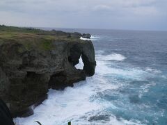 御菓子御殿を出て、ランチ時間まで万座毛を見に行きます。

ツーバスやら海外旅行者で、駐車場はほぼ満車。
臨時駐車場になんとか停めて、てくてく歩いていきます。