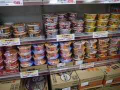 那覇に到着。
ホテルチェックインする前に、ご当地スーパーサンエーに寄ります。

カップ麺をお土産用に。