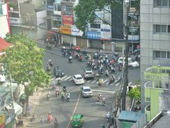 7月3日
朝、ホテルの窓から下を見たら、バイクの群れが流れるように走っていました。
