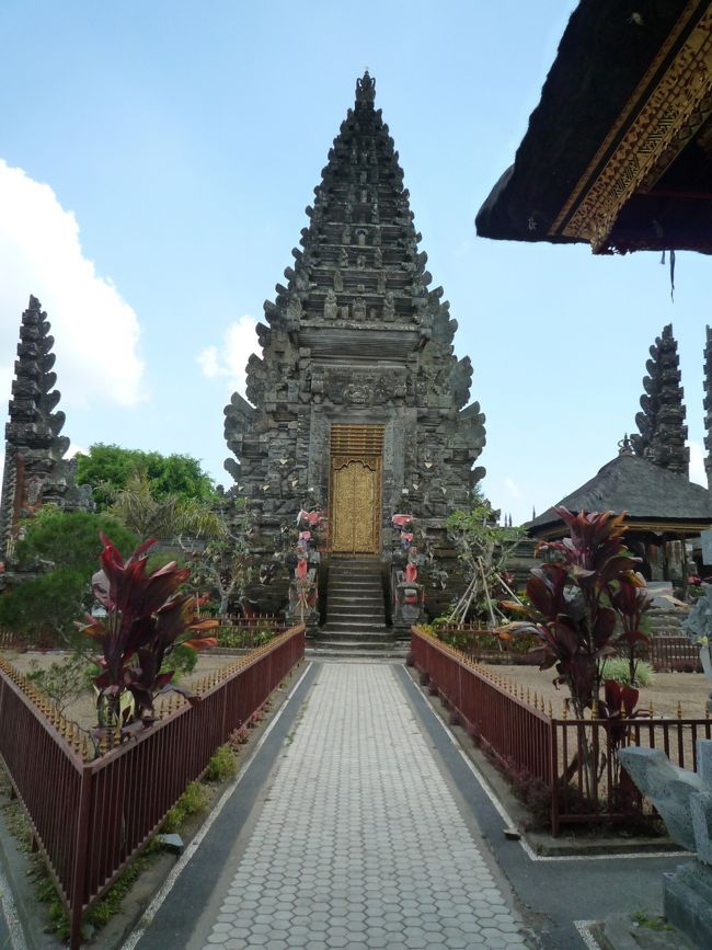 ウルン・ダヌ・バトゥール寺院<br />