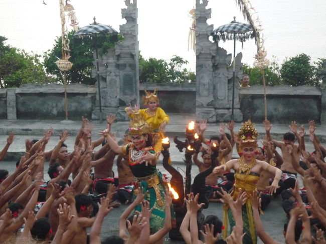 『ケチャ ケチャ ケチャ ケチャ』　　ずーっと言ってます