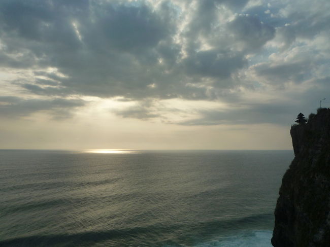 断崖絶壁に建つウルワツ寺院<br />ちっちゃーい<br />