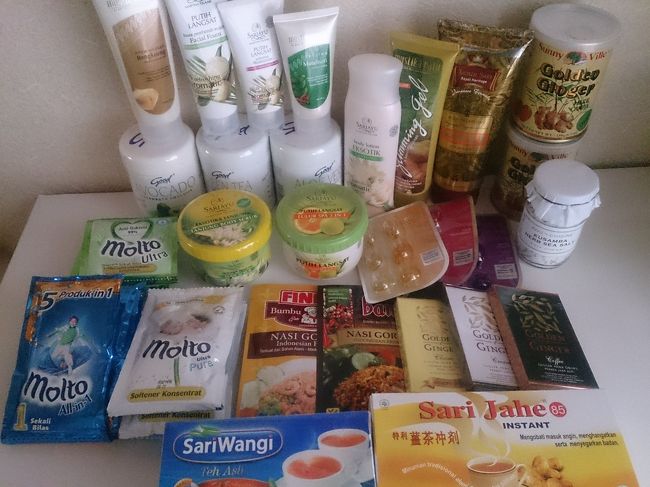 初めてのインドネシア良かったです。<br /><br />買ってきたものの一部です。