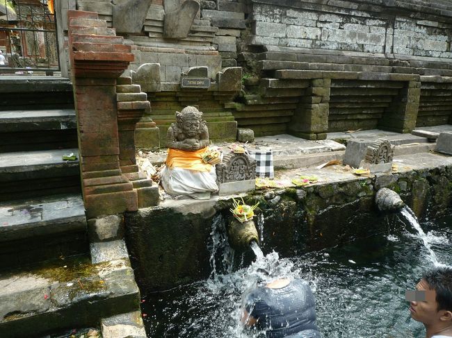 聖なる泉、ティルタ・エンプル寺院<br />