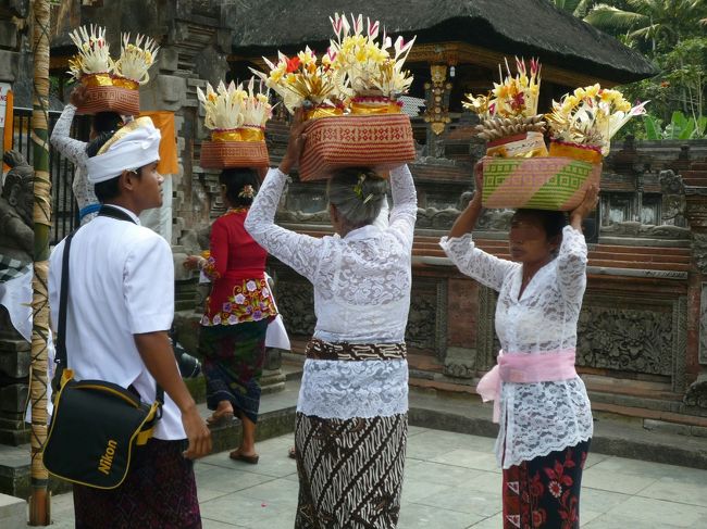 御供え物は頭にのせて運ぶんですね～