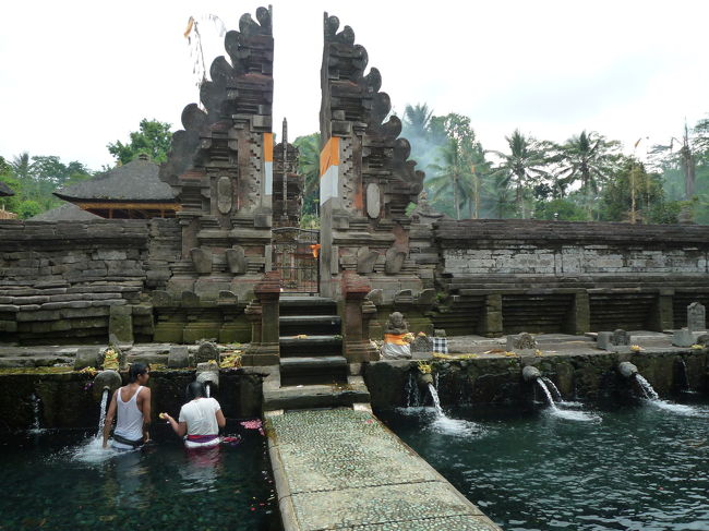 来る途中左手、高台にある大きな家はスカルノ元大統領の別荘で<br />デヴィ夫人も訪れてたんですって～<br />