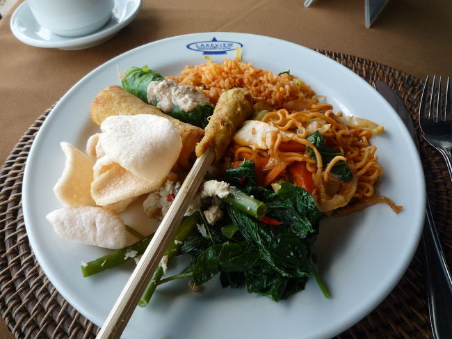 ランチはキンタマーニ高原を見渡せるテラス席でナシ・チャンプル～<br />