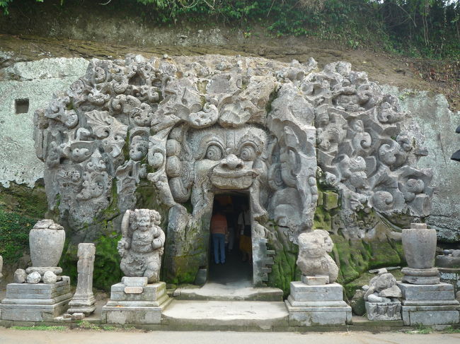 バリ2日目、ウブド観光です。<br /><br />ゴア・ガジャ遺跡<br />中に入ると壁に穴が幾つもあってそこで入って瞑想するんですって<br />