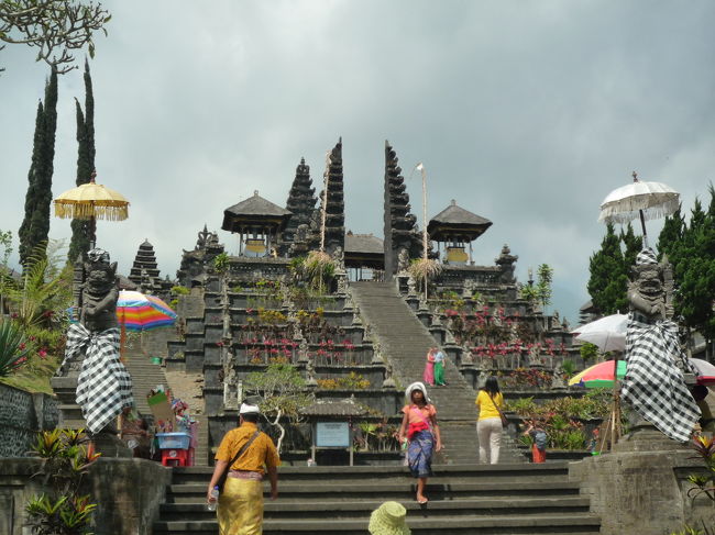 左右はバリ版狛犬、ラクササ<br />