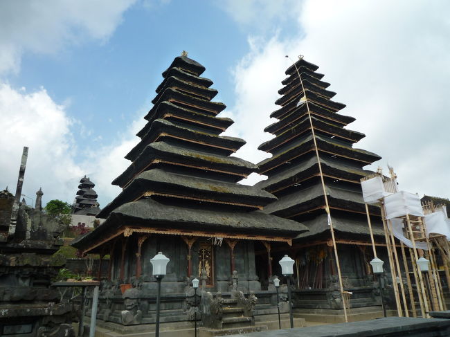 奇数の層で出来ている塔で層が多いほど格が高いんですって。<br /><br />