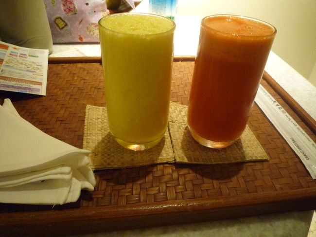 朝、部屋に届いたフレッシュジュース。<br /><br />ハイアット・ゴールドパスポートの会員にはサービスで届けられます。<br />前日にフロントで、好きなジュースを時間指定でオーダーしておけば<br />朝食に向かう前に、のどを潤せてGOODですね。<br /><br />ゴールドパスポートは日本でWEB登録して<br />日本語デスクに会員番号をプリントアウトしたものを持っていったら大丈夫でした。<br />