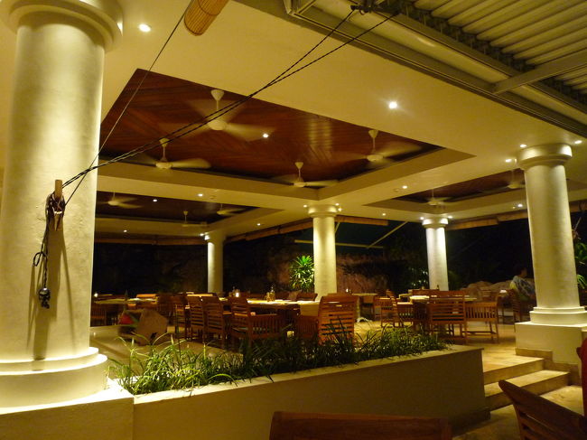 夜、広い上に真っ暗<br />外灯も足元灯もまばらなのでプチ迷子です。<br />