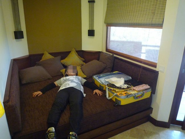 ベッド脇の、まったりスペース<br />これ最高です。<br /><br />ママちゃん、バタンキュー<br />お腹一杯でしばし休憩…