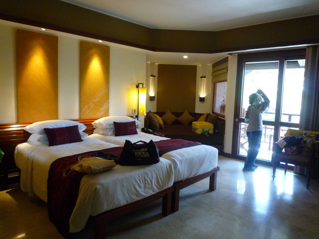 ショッピングから帰って、これからプールに向かいま～す。