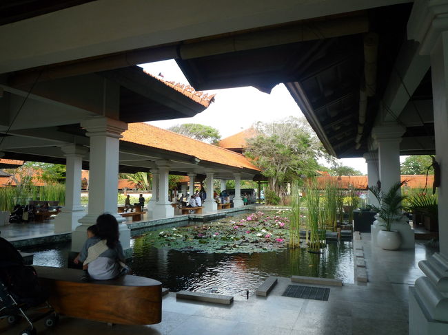 今日は終日自由行動なので、スーパーでお買い物！<br />まずハイアットからタクシーでDFSまで行きます。<br />お買い物カードでタクシー代無料になるので買う気がなくてもDFSまで行きます。<br />DFSの裏に大きなスーパーがあるので、そこでお土産大量買いです。<br />ボディスクラブも色々な種類がたーくさんあるので楽しいですね～<br />ママちゃんも、スクラブ10個以上買ってました、凄っ！<br />