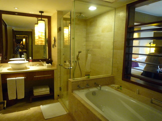 バスルーム、バスタブとシャワーが別でいいですね～<br />