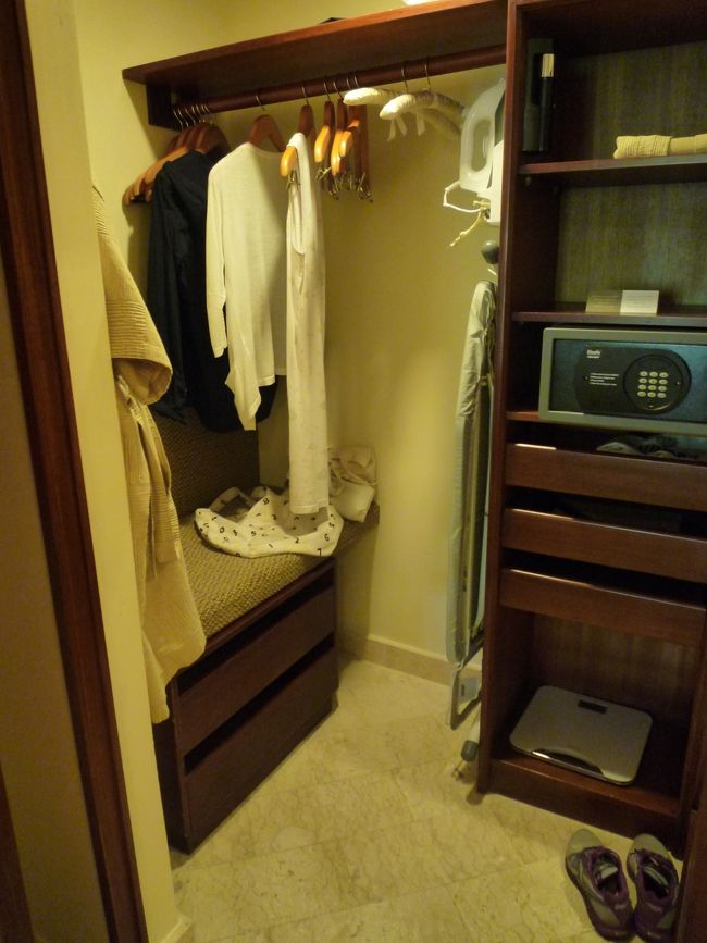 クローゼット、これも広いです。荷物も置けるし座って靴履けますね。<br />