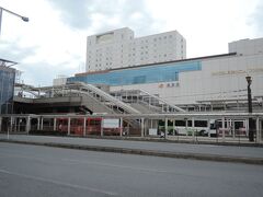 　豊橋着は12:18です。
　初めて下車した駅なので、駅構内と駅前を少し流してみましたが、シャッター街というレベル以上の、空き地が目立つ齒欠街でした。