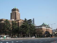 　地下鉄名城線を利用して向かったのは、市役所（手前）と県庁（奥）です。
　両方共に、お城を模している重文の建物で、内部も立派です。特に、錬鉄の窓枠、分厚い木製のドア、大理石を多用した内装等は見応えがあります。
　また、県庁5階の食堂は古き良き社食そのままなので、時間が合えば利用することを勧めます。
　市役所の食堂の方は県庁以上に立派な内装の地下にありますが、吉野家が入っているようなので、私は入っていません。
　これらのことは、以前の旅行記にも書きましたが、私の好きな建物なので記念撮影のために立ち寄りました。