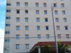 軽く…いやかなり汗をかいた頃に到着。
今回の連泊先、ベッセルホテル石垣島。
どんなところかは口コミをご覧下さい。


ちなみにこの時期だけのサービスなのかも知れないが、一日一本のアイスキャンデーとウェルカムドリンクがロビーにありますよ。