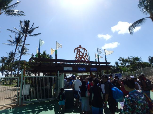 バスからぞろぞろ降りて、10時半開園まで数分並びました。<br />その前に、朝ごはんを食べそびれたパパと息子くんにはパンとチョコレートを口に放り込んで。<br />園内にはお水ペットボトル一本以外は持ち込み禁止なんです～。