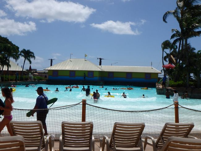あ～、いい感じ！<br />ハワイまで来てプールの遊園地って勿体ない気もするけど、息子くんはビーチだけじゃ楽しくないもんねー<br /><br />私もここならハワイの空を感じる(^^)