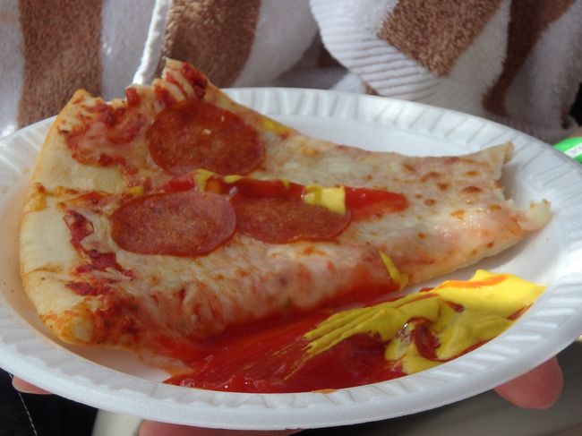 わー！<br />かじってあるけど(^^;<br />ピザ結構でかい