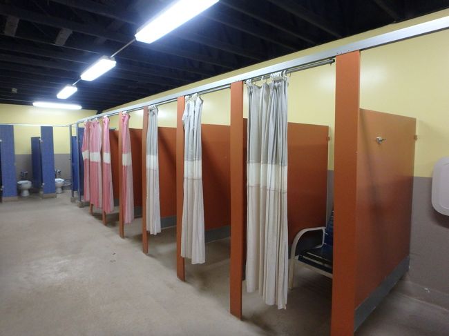 手前はカーテンあり更衣室<br /><br />奥はトイレかな？<br /><br />なかなか整ってる！