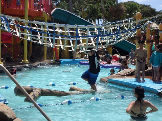 キッズスペースで遊ぶところを撮りたかったので、無理やりやらせましたが、体がでかすぎて駄目でした。<br />すいません。ちゃんと並んだし許して下さい！