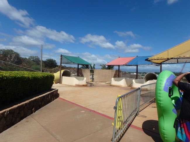 なんかデカイ二人のり浮き輪に乗って、スライダーを滑る！