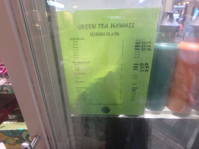 ランチの後は<br />さあさあお買いもの～<br /><br />アラモアナに「ハイドロフラスク」のショップがあるとの情報でしたが、ホールフーズの方が安いし種類も豊富でした。がーん。<br />料金表パチリしてきました。参考に・・・<br />あと、１階のここの近くのゴルフショップにもいくつか取扱いありましたよ！<br />欲しい方は覗いてみて下さい。ここより安いかも？