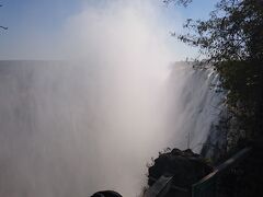 ついに来ました。ビクトリア滝です。ザンビア側から迫ったところ、凄い水煙です。
ちょっとで動画を撮りました。
https://youtu.be/OFAHjutYkko